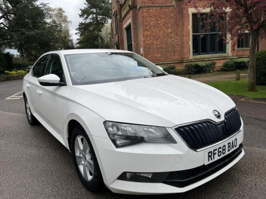 Skoda Superb Hatchback RF68BAO White #4