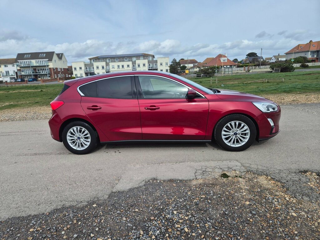 Ford Focus Titanium 5-Door Red
