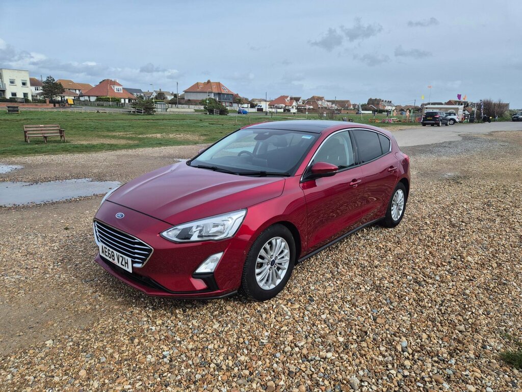 Ford Focus Titanium 5-Door AE68VZH Red #3