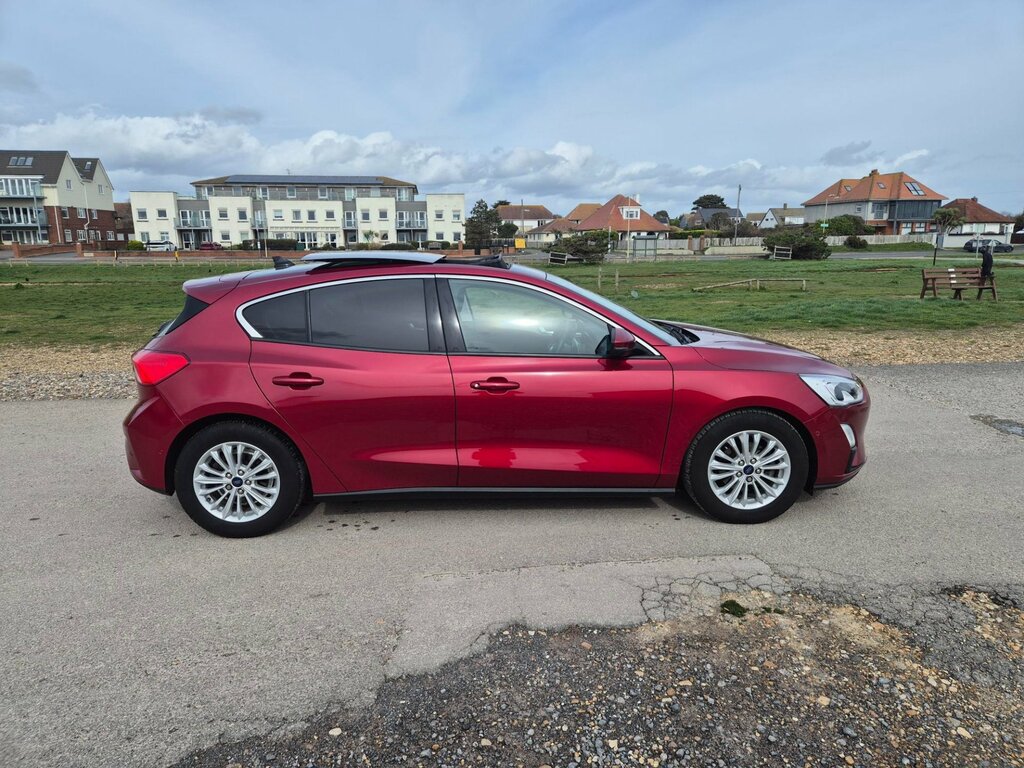 Ford Focus Titanium 5-Door AE68VZH Red #4