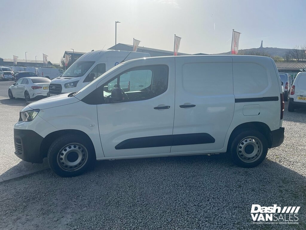 Peugeot Partner Bluehdi 1000 Professional Premium CJ23JZU White #4