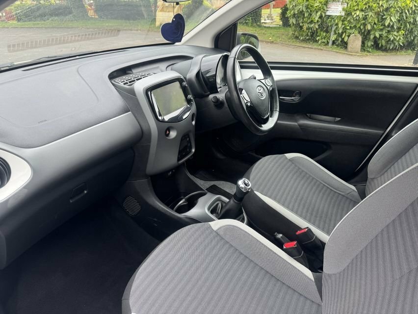 Toyota Aygo 1L X-press HJ68ERO White #3