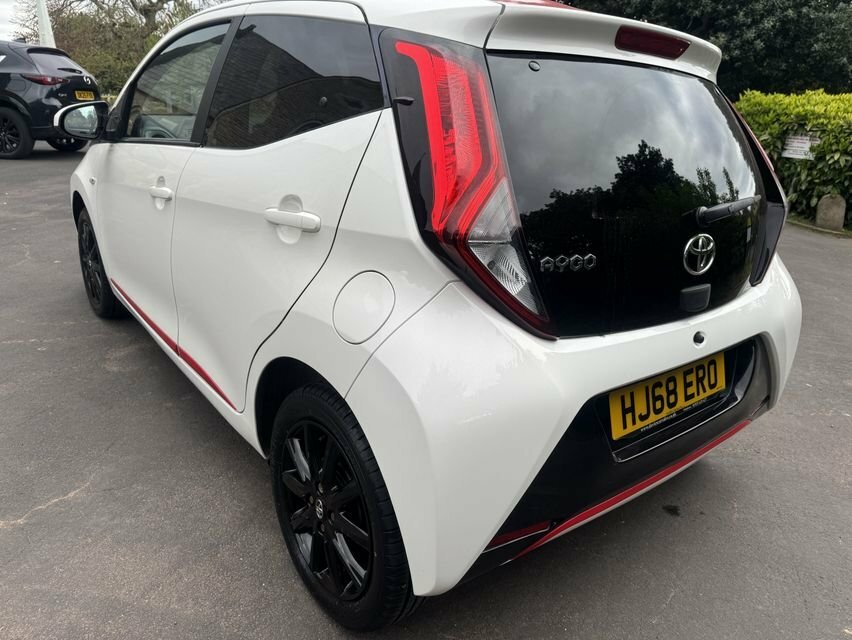 Toyota Aygo 1L X-press HJ68ERO White #5