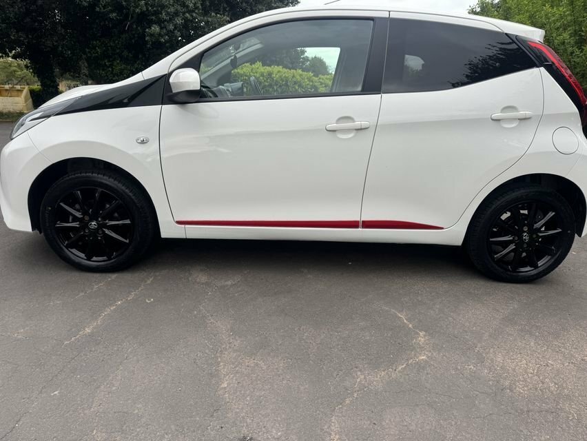 Toyota Aygo 1L X-press HJ68ERO White #2