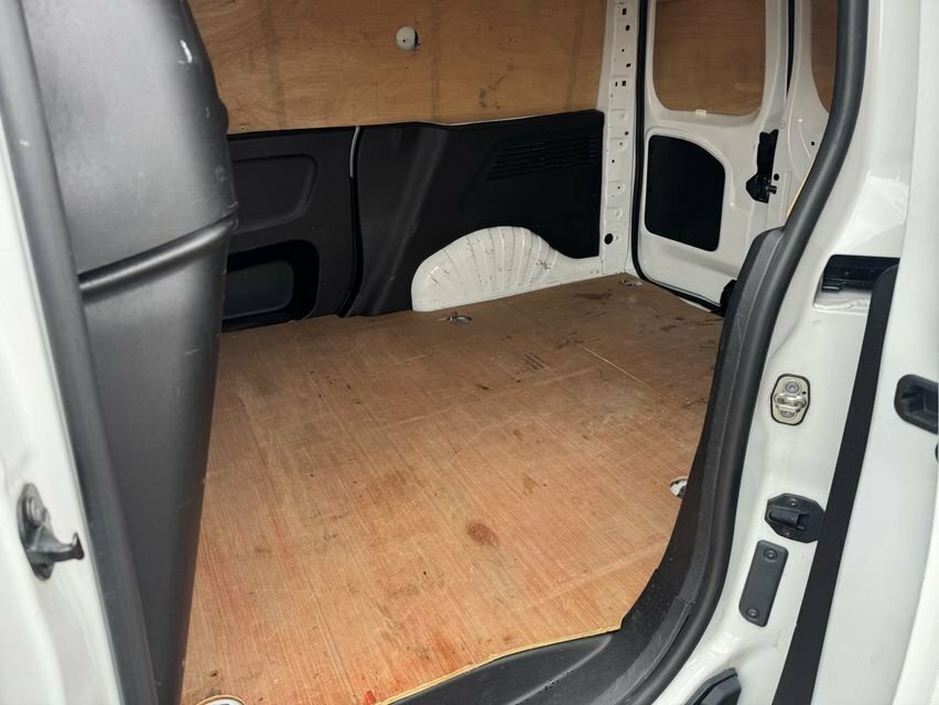 Vauxhall Combo 1.6L Sportive DP70JUO White #4