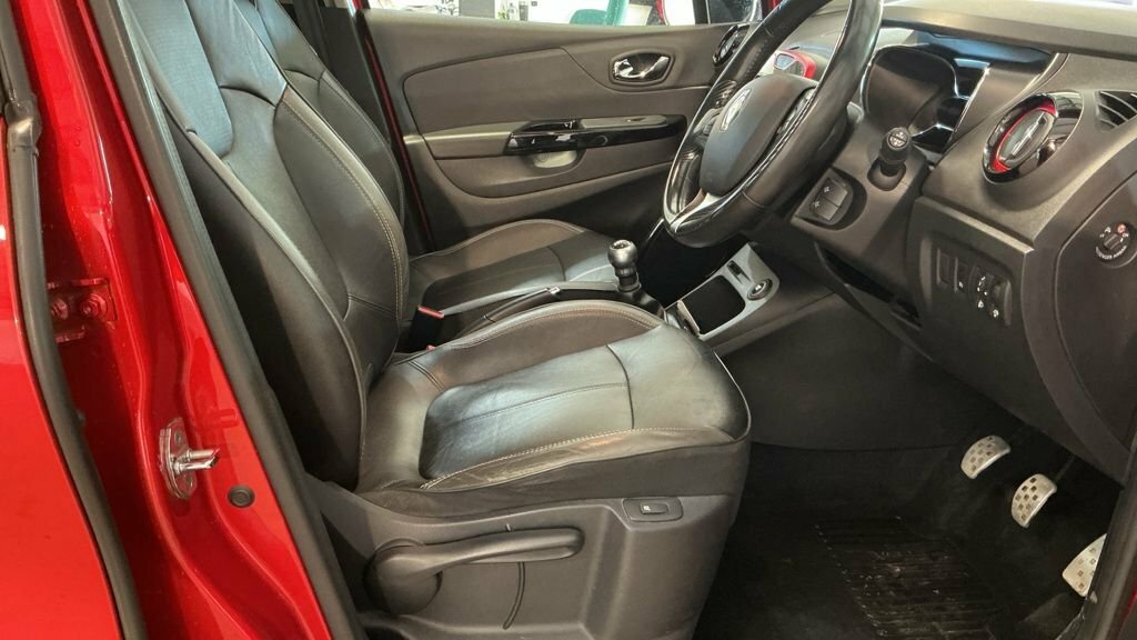 Renault Captur 1.5L Signature Nav SE16OMF Red #5