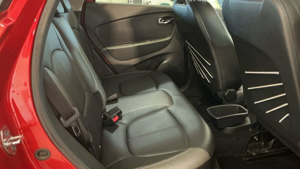 Renault Captur 1.5L Signature Nav SE16OMF Red #6