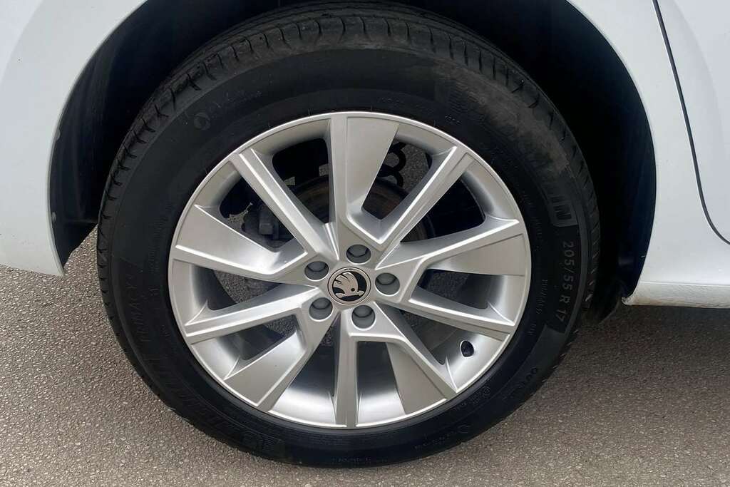 Skoda Kamiq 1.0 Tsi 110 Se YB23ZWC White #4