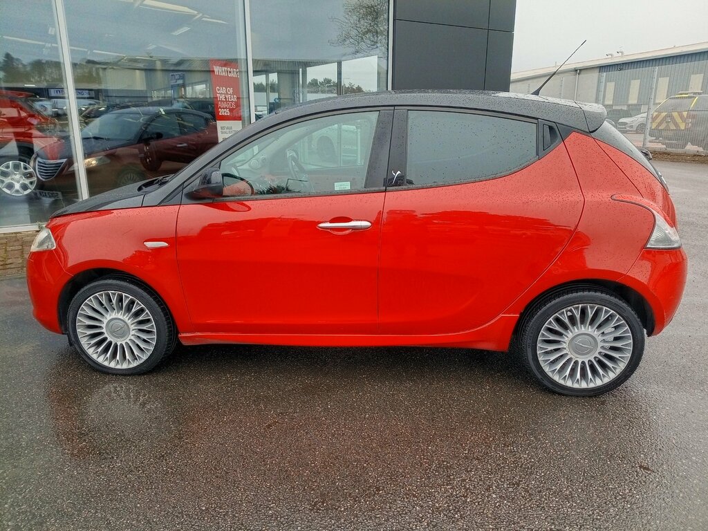 Chrysler Ypsilon 1.2 Black Red 69 Bhp SO12XZM Black #5