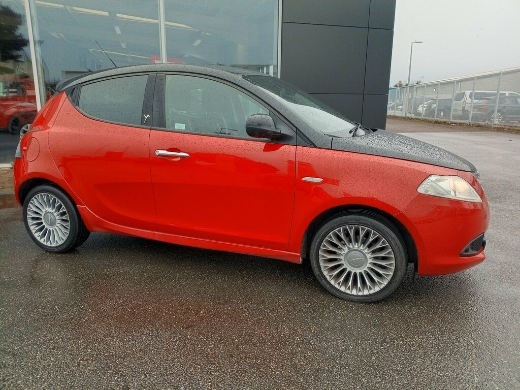 Chrysler Ypsilon 1.2 Black Red 69 Bhp SO12XZM Black #3