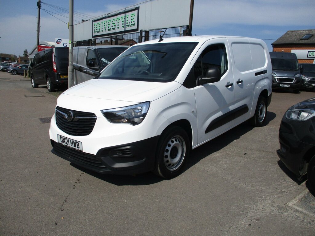 Vauxhall Combo 1.5 Turbo D 2300 Dynamic Panel Van Manu DN21HWB White #3