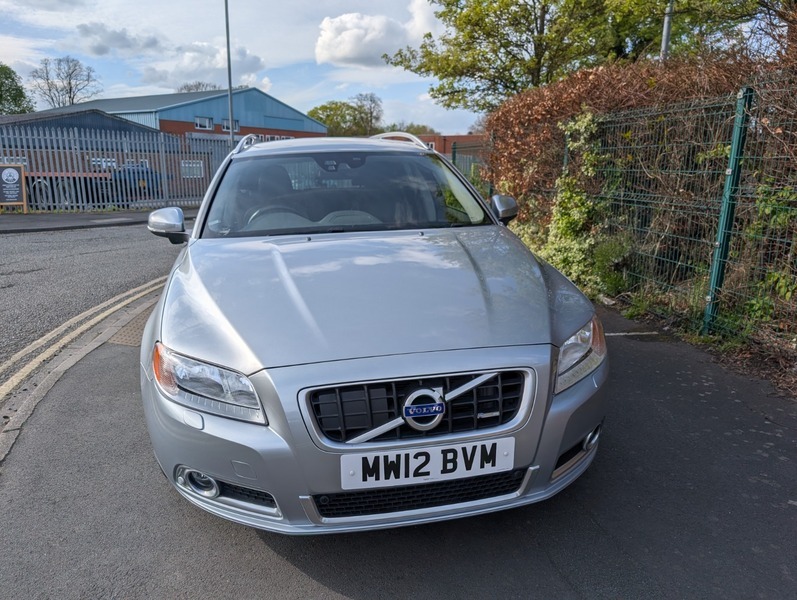 Volvo V70 Se Lux Red #2