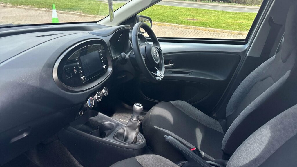 Toyota Aygo X 1.0 Vvt-i Pure Euro 6 Ss ST73FCZ Silver #5