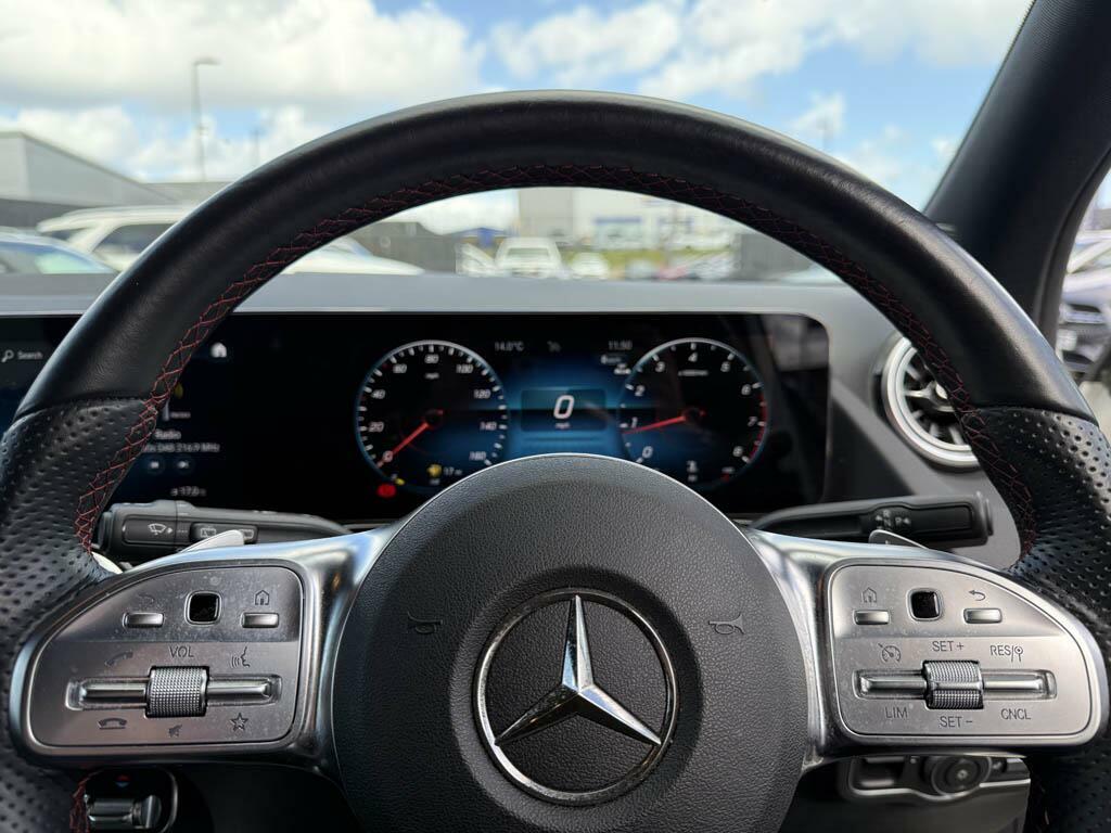 Mercedes-Benz GLA Class Gla 200 Amg Line Executive White #4