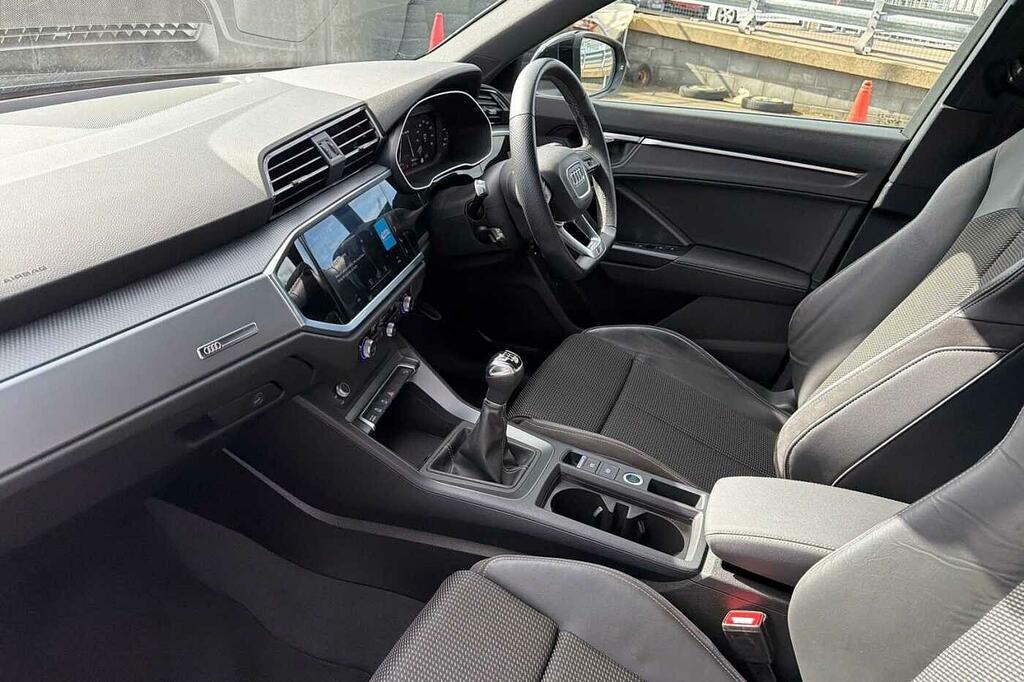 Audi Q3 S Line 35 Tfsi 150 Ps 6-Speed Black #2