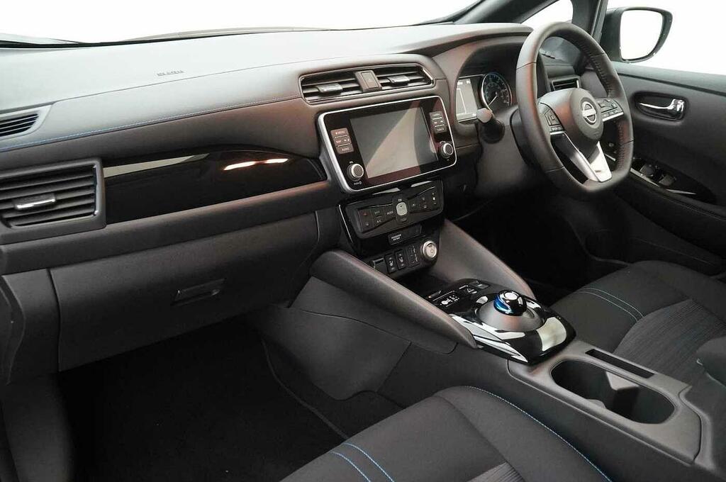Nissan Leaf 39Kw N-connecta With Sat Nav And 360 View Cam DS72XLR White #2