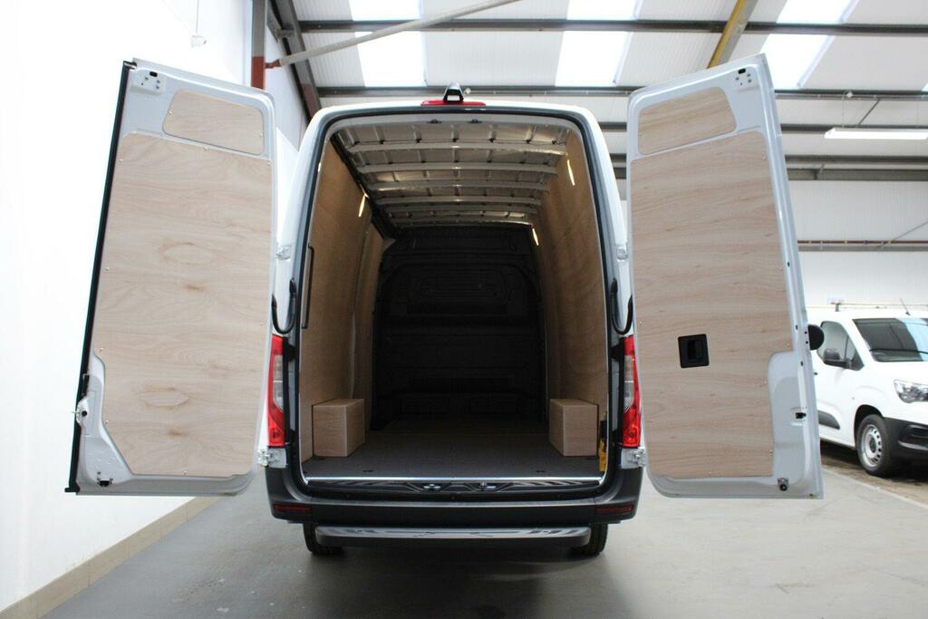 Mercedes-Benz eSprinter Pro White #20