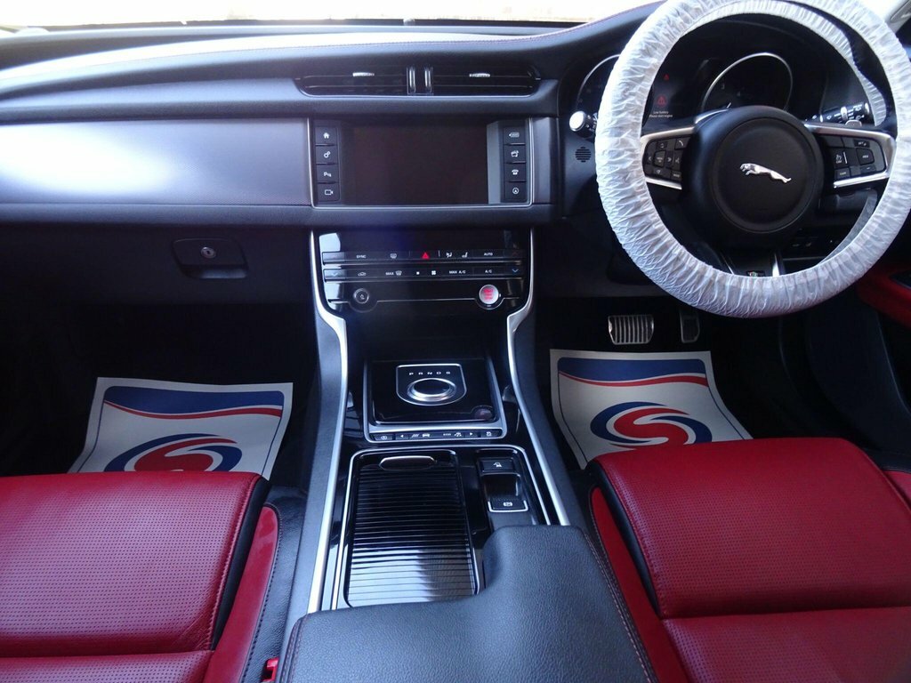 Jaguar XF 2L R-sport White #2