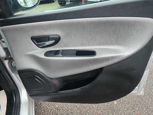 Chrysler Ypsilon 1.2L Se Silver #18
