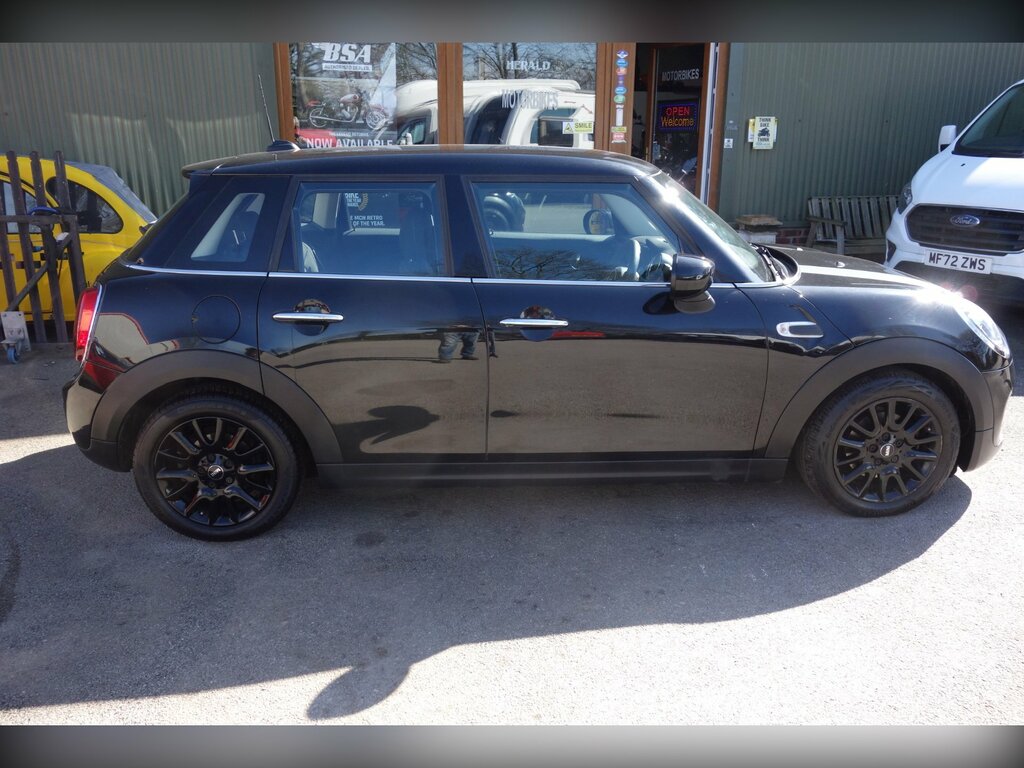 Mini Hatch 1.5 Cooper Classic Hatchback Steptronic RV69WXA Black #2