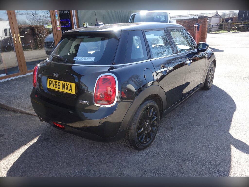 Mini Hatch 1.5 Cooper Classic Hatchback Steptronic RV69WXA Black #3
