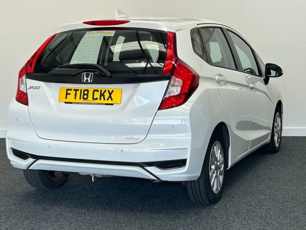 Honda Jazz 1.3L Se FT18CKX White #4