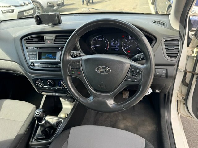 Hyundai I20 1.2 Se Edition Hatchback Euro NV17RKZ White #2
