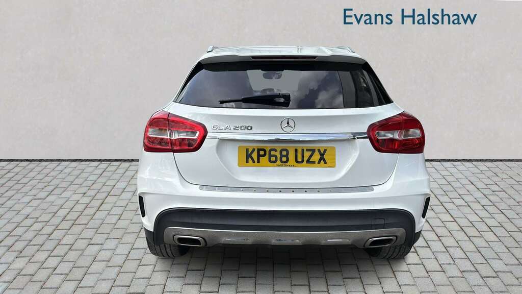 Mercedes-Benz GLA Class 200 Amg Line 2018 KP68UZX White #5