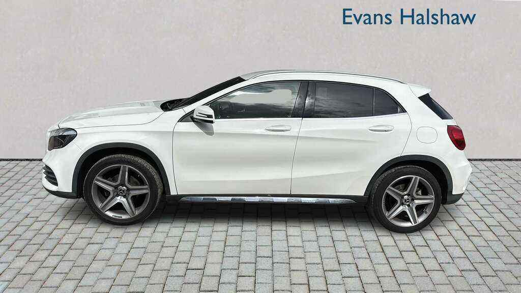 Mercedes-Benz GLA Class 200 Amg Line 2018 KP68UZX White #3
