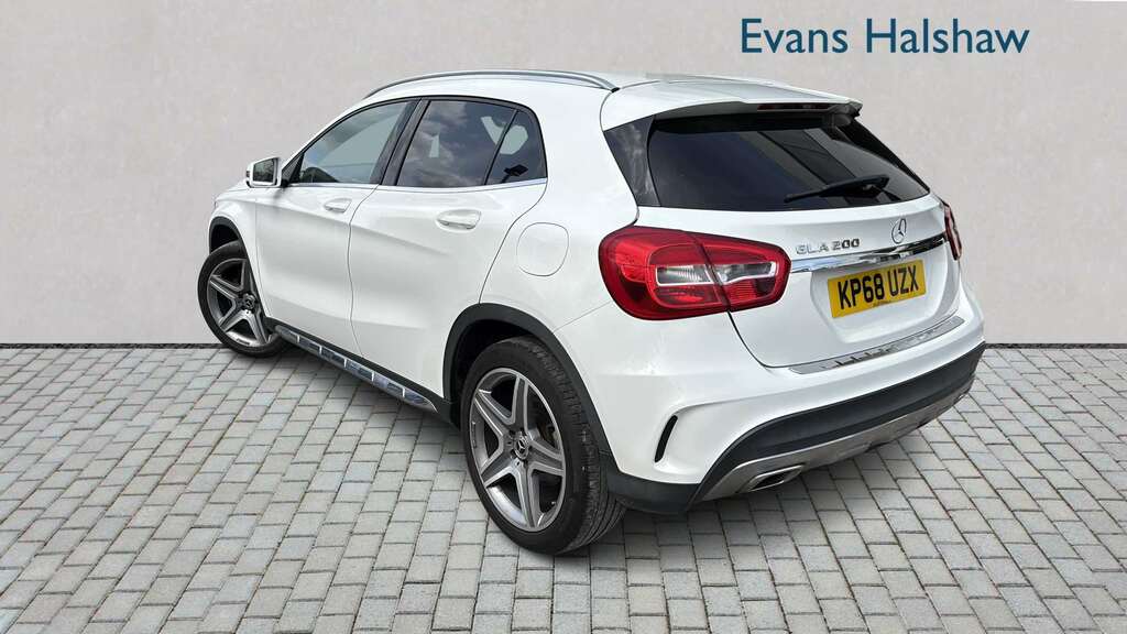 Mercedes-Benz GLA Class 200 Amg Line 2018 KP68UZX White #2