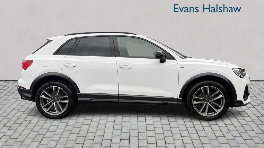 Audi Q3 35 Tfsi Black Edition 2021 DX21YJL White #4