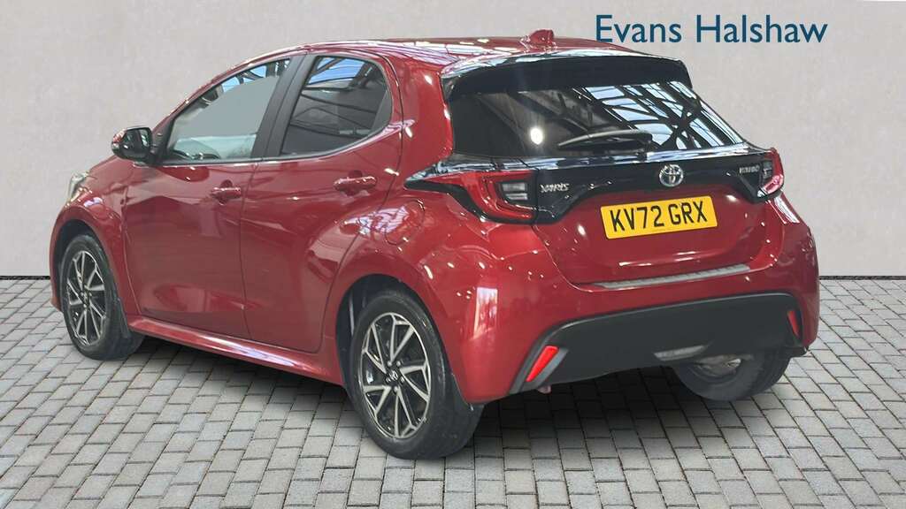 Toyota Yaris 1.5 Hybrid Design Cvt 2022 Red