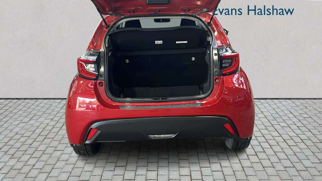 Toyota Yaris 1.5 Hybrid Design Cvt 2022 KV72GRX Red #6