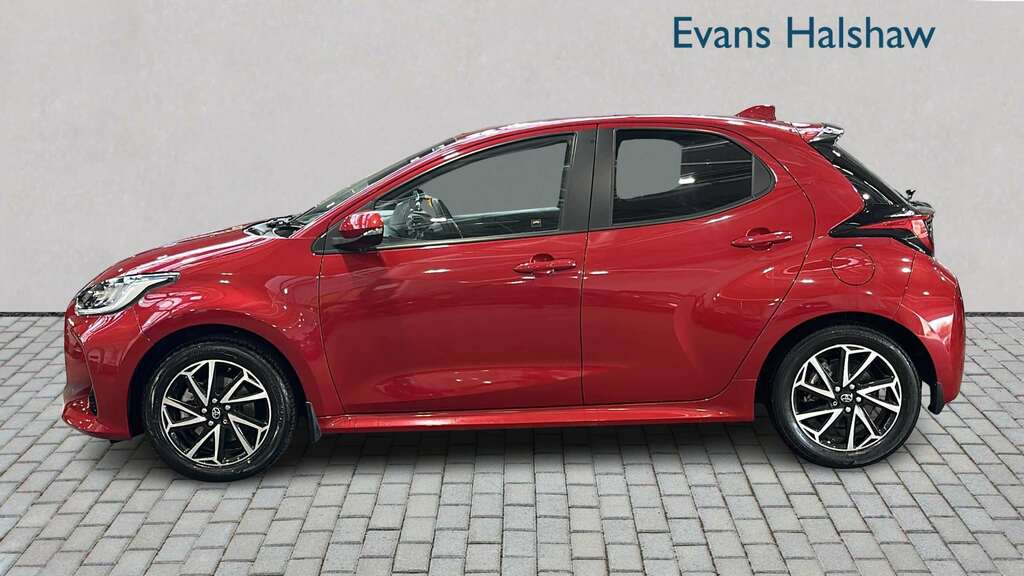 Toyota Yaris 1.5 Hybrid Design Cvt 2022 KV72GRX Red #2