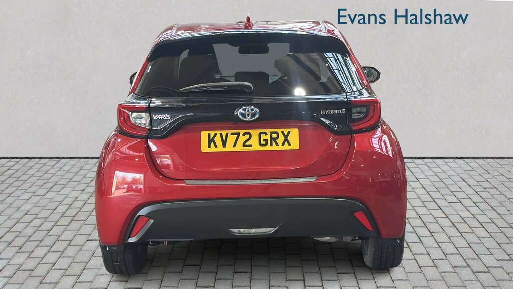 Toyota Yaris 1.5 Hybrid Design Cvt 2022 KV72GRX Red #4