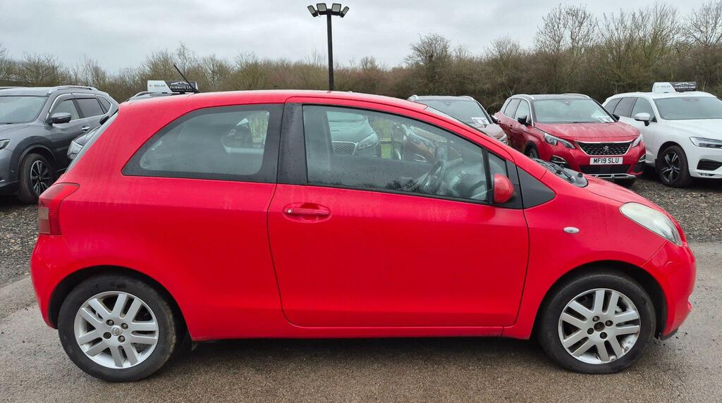Toyota Yaris 1.3 Vvt-i Tr Red #3