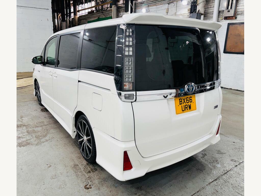 Toyota Voxy Zs 1.8 Hybrid #6
