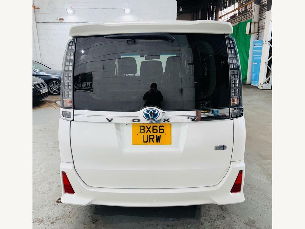 Toyota Voxy Zs 1.8 Hybrid #5