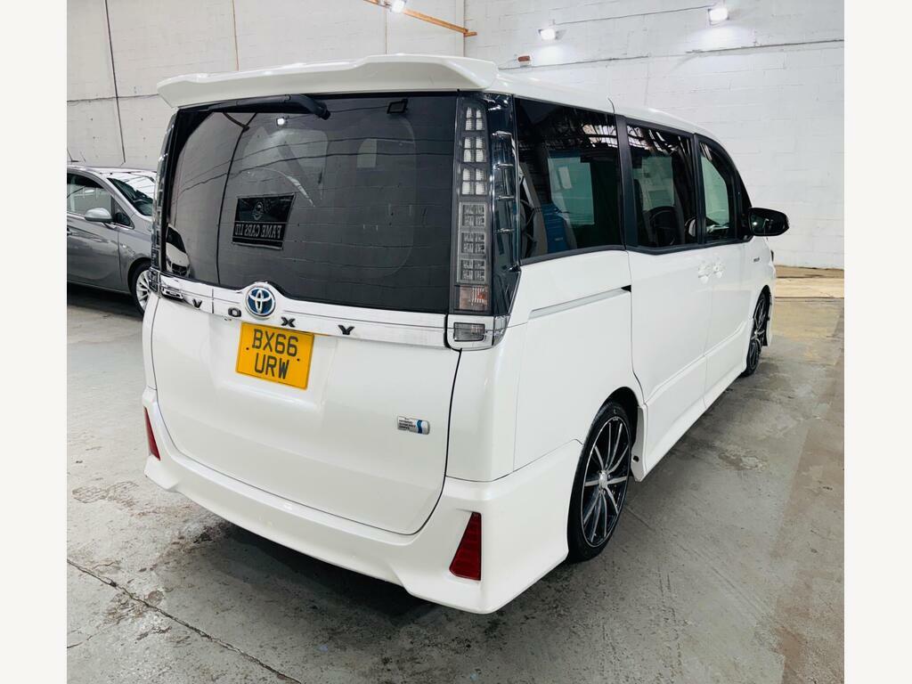 Toyota Voxy Zs 1.8 Hybrid #4