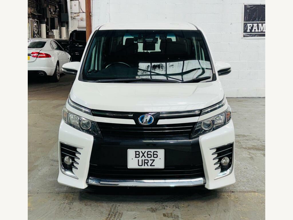 Toyota Voxy Zs 1.8 Hybrid #2