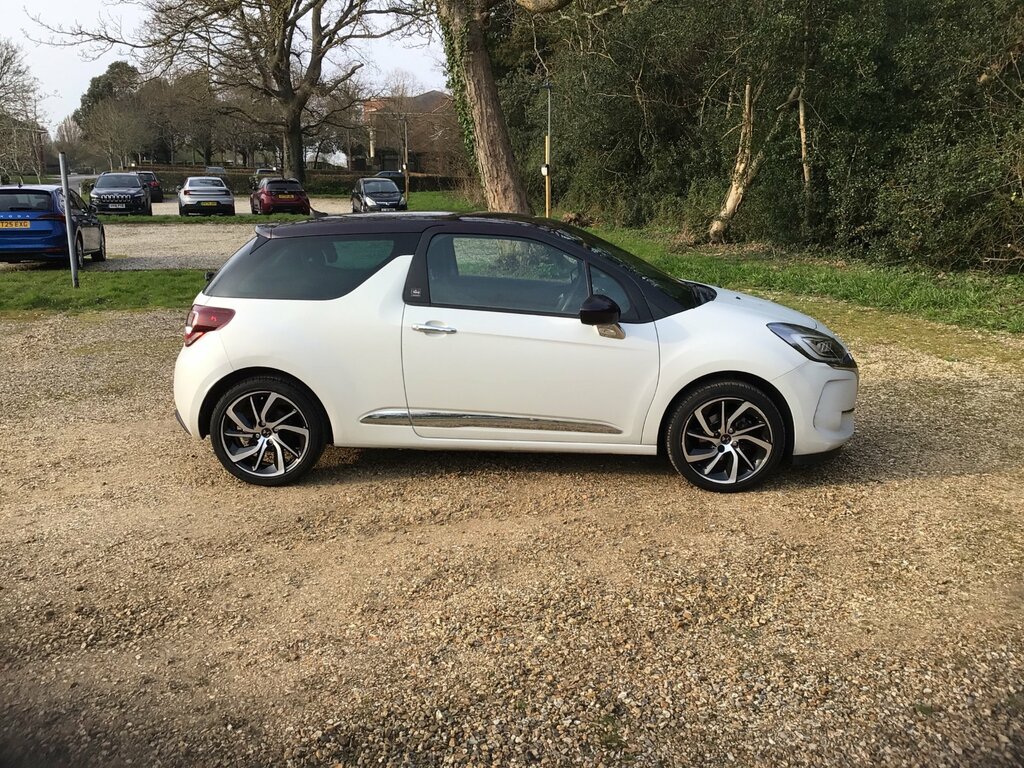 DS DS 3 1.2 Puretech Givenchy Le Makeup Hatchback Petr White #3
