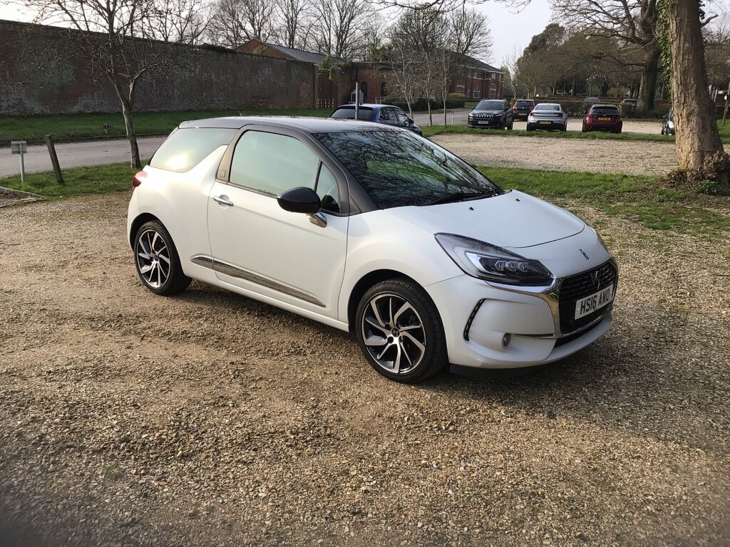 DS DS 3 1.2 Puretech Givenchy Le Makeup Hatchback Petr White #2
