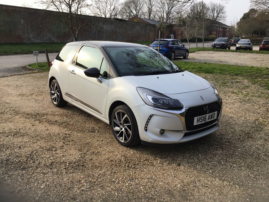 DS DS 3 1.2 Puretech Givenchy Le Makeup Hatchback Petr White