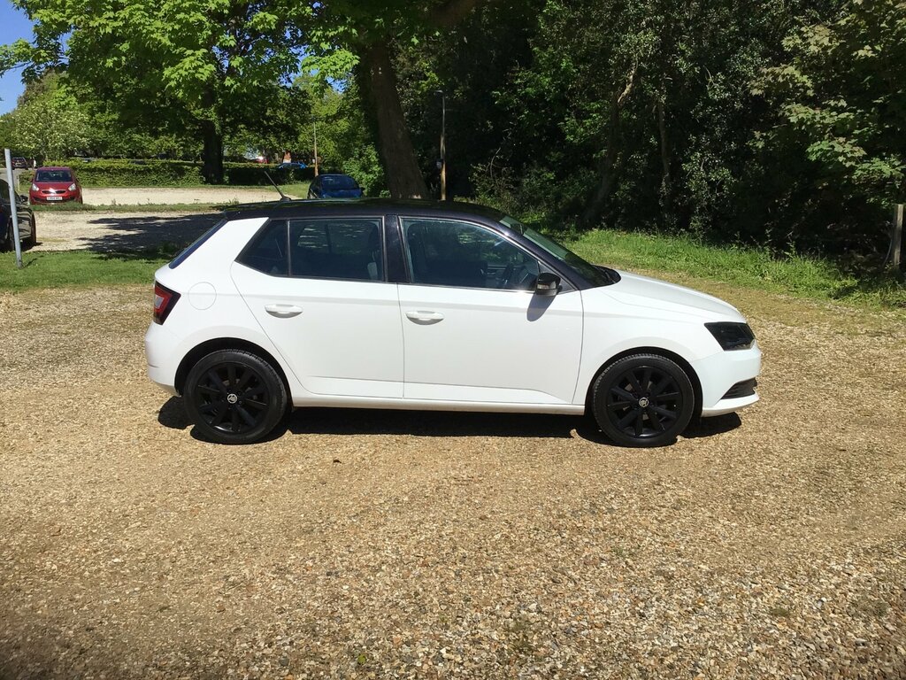 Skoda Fabia 1.0 Colour Edition Hatchback Eur BJ18KLS White #3