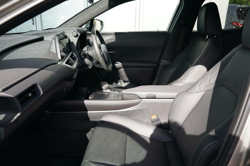 Lexus UX 300H F-sport Design GX25ZKM Silver #6