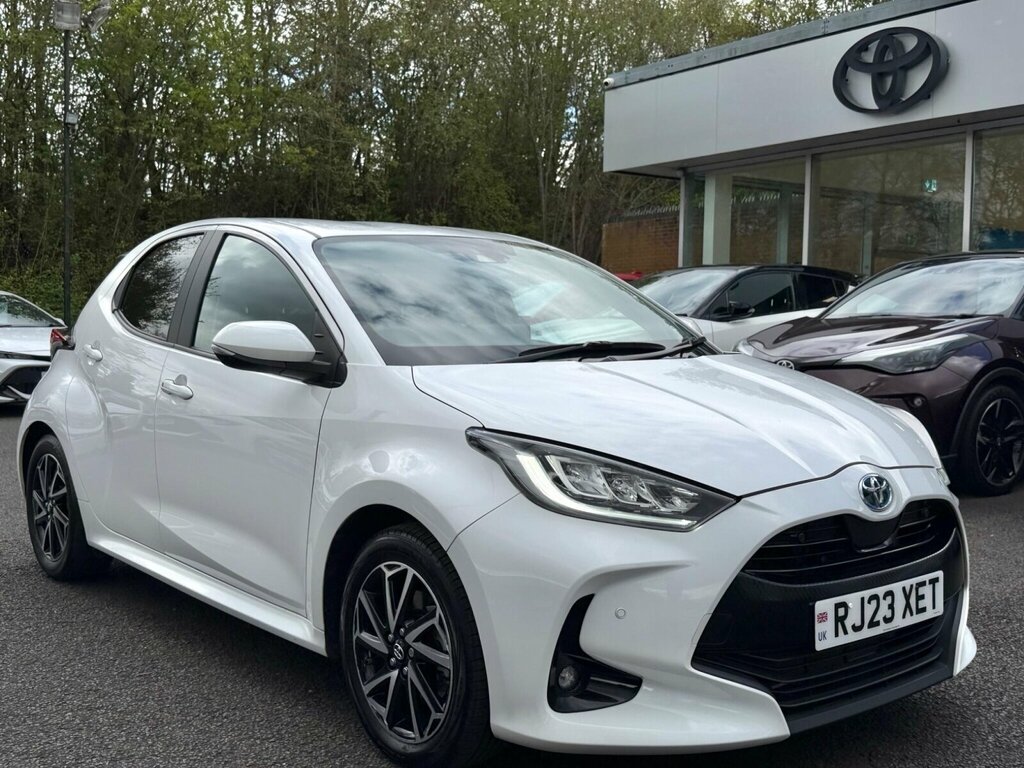 Toyota Yaris 1.5 Hybrid Design Cvt White
