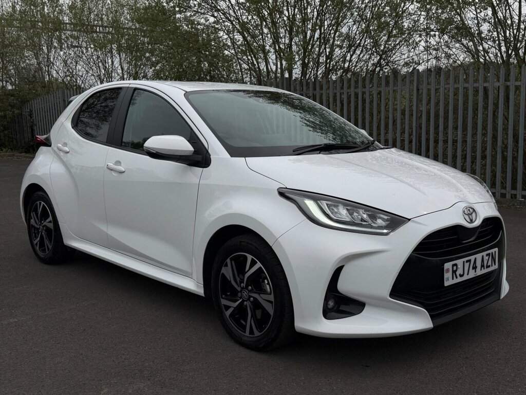 Toyota Yaris 1.5 Hybrid Design Cvt White