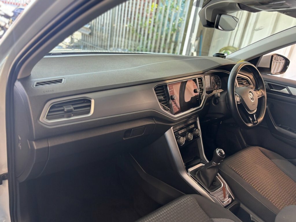 Volkswagen T-Roc 1L Active GJ71TFO White #2
