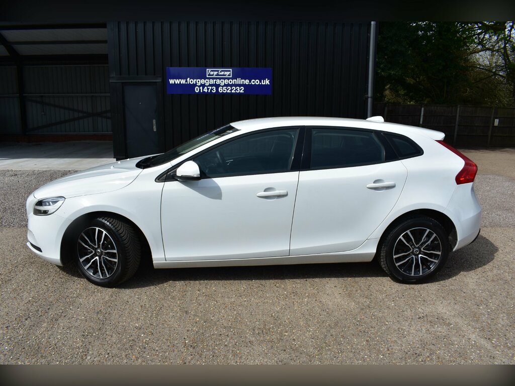 Volvo V40 2.0 T2 R-design Edition Hatchback Manua FX19NKT White #6