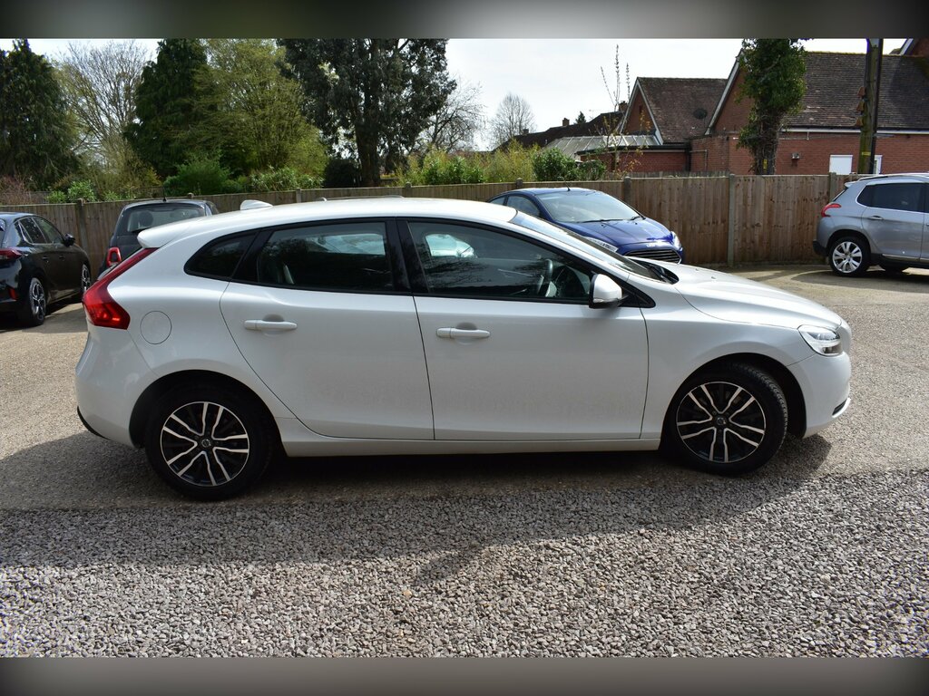 Volvo V40 2.0 T2 R-design Edition Hatchback Manua FX19NKT White #2